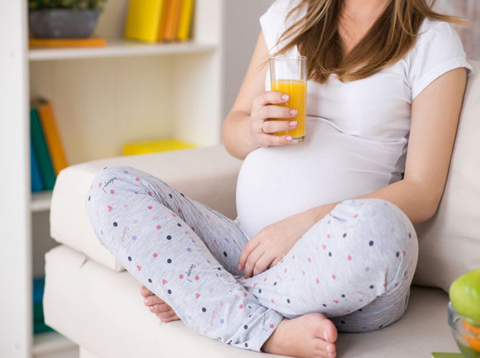 Mẹ bầu nên uống nhiều nước ép hoa quả, sinh tố để tăng cường sức đề kháng
