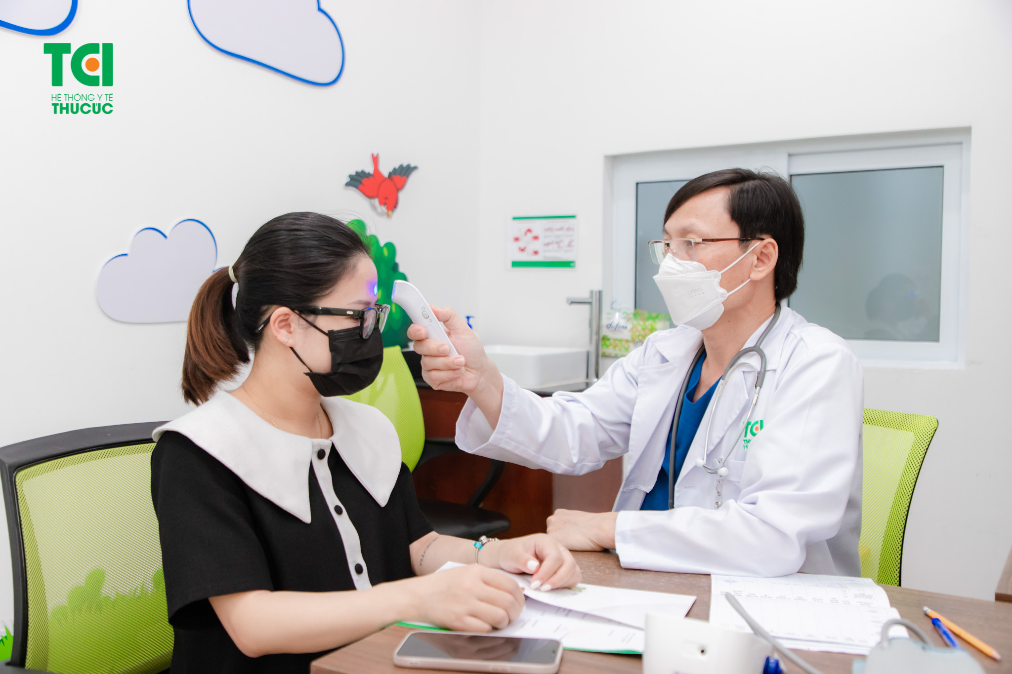 Biểu hiện bệnh bạch hầu ở người lớn là đau họng, ho, sốt kèm ớn lạnh