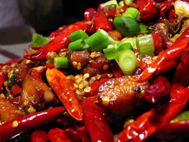 Đồ ăn cay nóng gây ra táo bón, dẫn đến bệnh trĩ