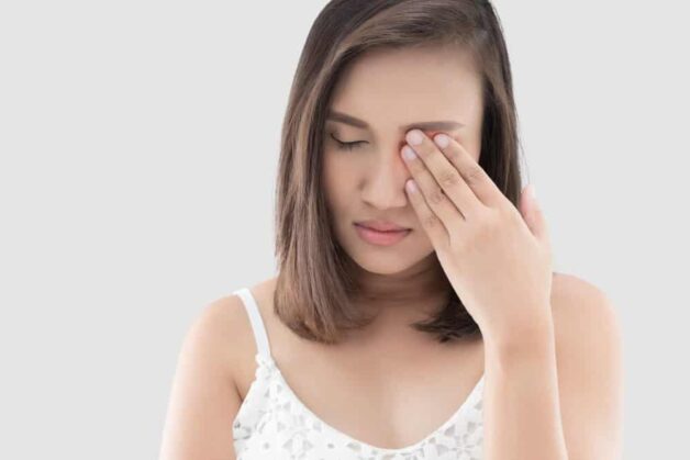 Người bị sốt xuất huyết thường sốt cao, đau mỏi, nhức hốc mắt