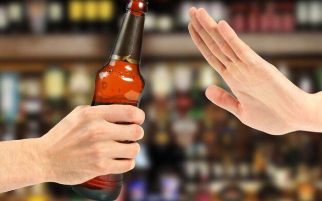Khi đã bị xơ gan hoặc các bệnh lý về gan khác, người bệnh cần kiêng hoàn toàn rượu bia và đồ uống có cồn