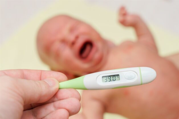Chỉ cho trẻ uống hạ sốt khi trẻ sốt trên 38,5 độ C.