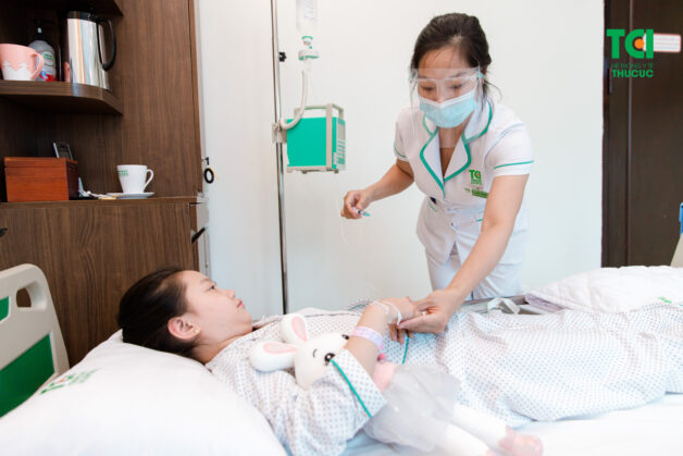 Nếu sốt xuất huyết trở nặng, cho trẻ thăm khám và điều trị với chuyên gia ngay.