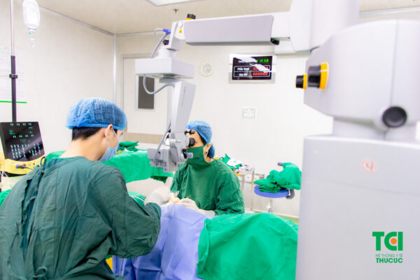 Điều trị tật khúc xạ bằng phương pháp nào?