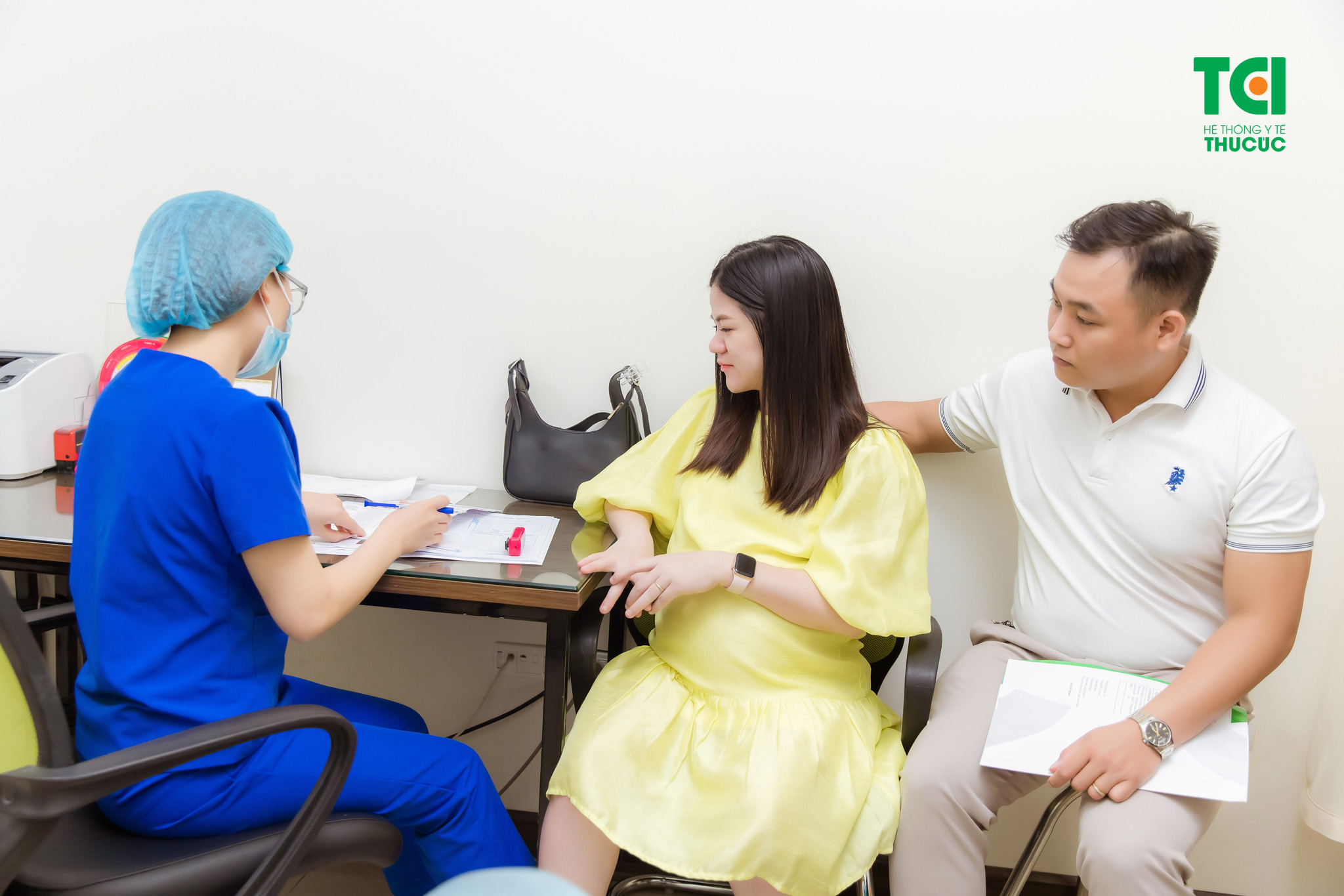 Mẹ bầu không nên tự chữa sốt xuất huyết tại nhà mà nên đến các cơ sở bệnh viện, y tế để khám kĩ lưỡng
