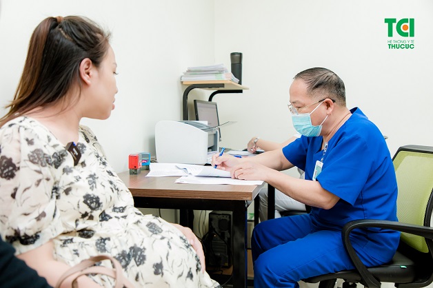 Tuyệt đối không dùng thuốc mà không có chỉ định của bác sĩ, để đảm bảo sự an toàn cho mẹ và sự phát triển của thai nhi