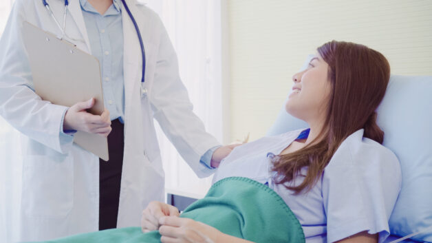Người bệnh cần được theo dõi tại bệnh viện sau cấp cứu.