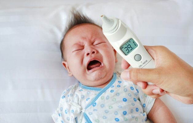 Sốt xuất huyết mức độ nhẹ, trẻ thường sốt cao liên tục từ 2 đến 7 ngày.