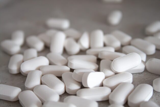 Dùng Paracetamol để hạ sốt cho trẻ, ưu tiên thuốc đơn chất. 