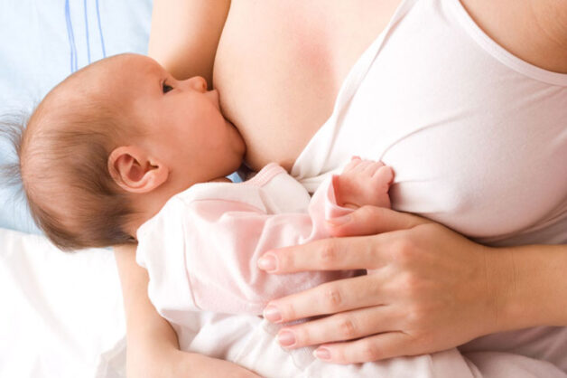 Xoa bóp vú trong khi cho con bú giúp giảm nguy cơ viêm tuyến vú
