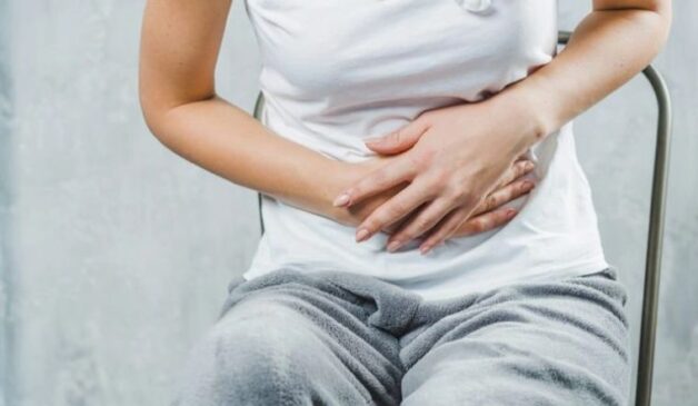 Viêm tụy mạn tính gây đau bụng, cơn đau dần từ âm ỉ dần dần chuyển thành đau dữ dội