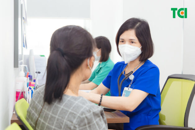 Thăm khám bác sĩ để điều trị suy tuyến thượng thận cấp.