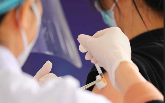 1 trong những lưu ý trước và sau khi tiêm vacxin quan trọng là hãy tìm hiểu kĩ loại vacxin định tiêm.