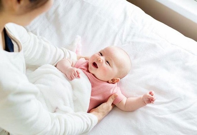 Đưa trẻ đi khám mắt