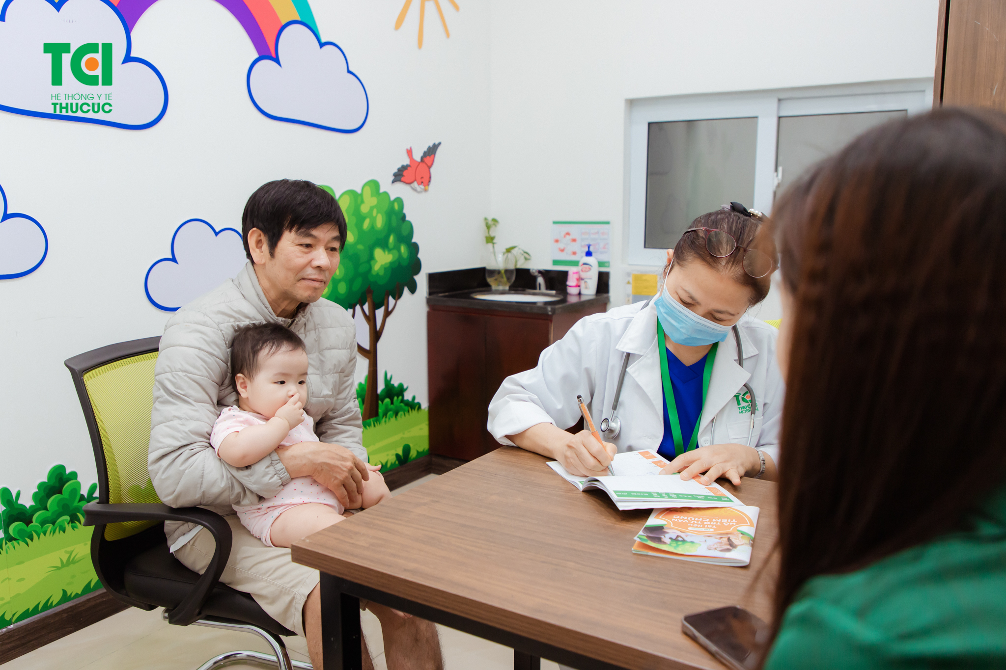 Sốt là một trong những triệu chứng khi tiêm vắc-xin viêm não Nhật Bản