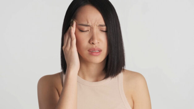 Bệnh gây ra những cơn đau đầu dữ dội.