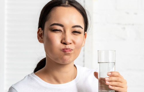 Súc miệng bằng nước muối thường xuyên để diệt trừ vi khuẩn trong họng và khoang miệng
