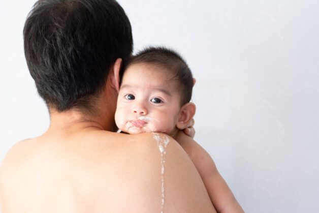 Trẻ cũng có thể khó thở hoặc nôn mửa sau khi sốt cao co giật.