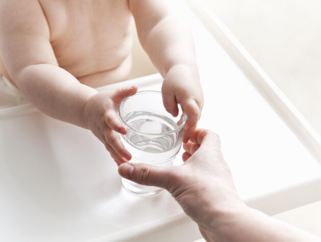 Cho trẻ sốt xuất huyết uống nhiều nước để đảm bảo trẻ không mất nước.