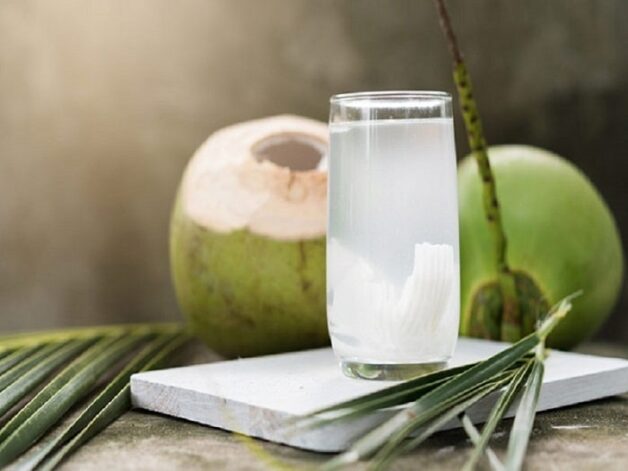Nước dừa có tác dụng rất hiệu quả trong việc hạ sốt