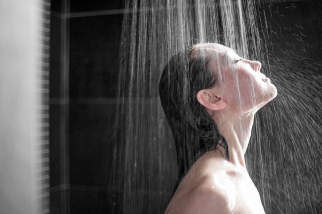 Tắm đêm dễ gây đột quỵ