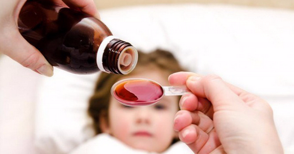 Bé cảm lạnh thường được bác sĩ kê thuốc điều trị giảm ho