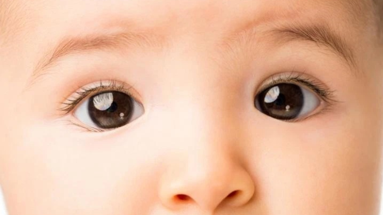 Hình ảnh minh họa cha mẹ theo dõi và kiểm tra mắt trẻ em để phát hiện sớm dấu hiệu lác mắt giả hoặc lác mắt thật