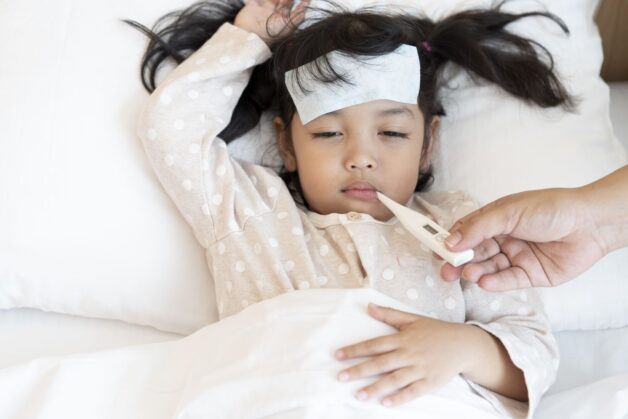 Khi trẻ em sốt cao co giật, bố mẹ hãy cố gắng hạ sốt bằng cách chườm ấm nách, trán, bẹn.