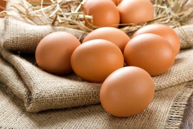 Trứng giàu đạm, chất béo, Vitamin A, B2, B5, B12, Folate, Phốt Pho, Selenium, Niacin, Kali, Riboflavin và Magie,…