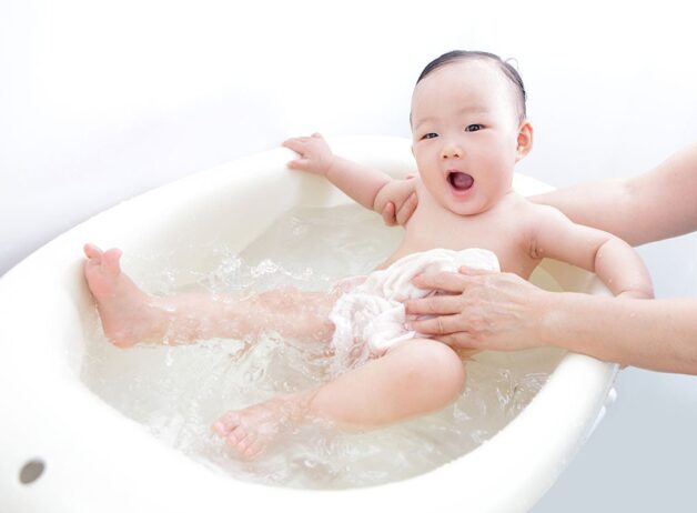 Giải đáp chi tiết thắc mắc: Trẻ sốt xuất huyết tắm được không?