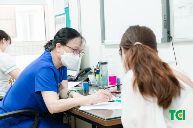 Điều trị bằng thuốc dưới sự hướng dẫn của bác sĩ.