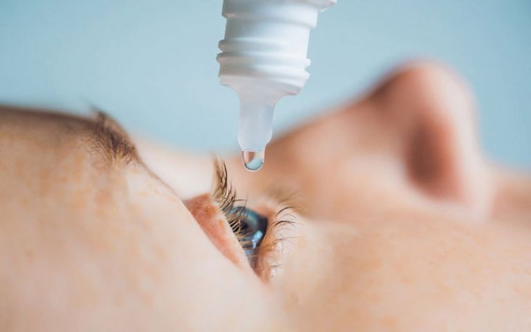 Nếu mẹ bầu bị đau mắt đỏ do vi khuẩn gây nên thì có thể được bác sĩ cân nhắc sử dụng thuốc kháng sinh trong phác đồ điều trị