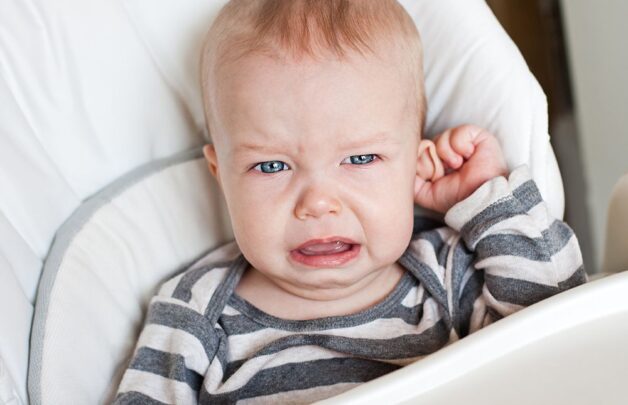 Khi bị cúm, trẻ thường mệt mỏi nên quấy khóc rất nhiều.