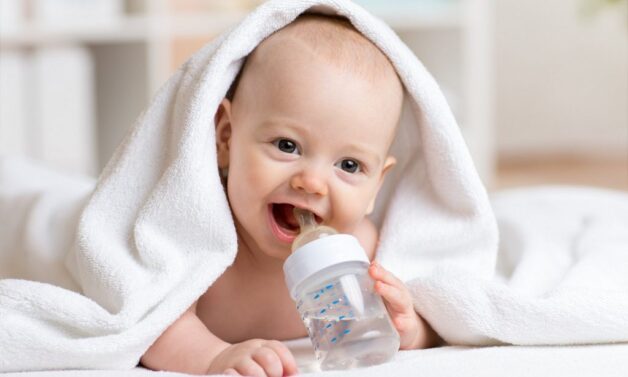 Uống đầy đủ nước để tỷ lệ chất lỏng cần thiết cho cơ thể được duy trì là rất cần thiết trong điều trị bệnh cúm ở trẻ.