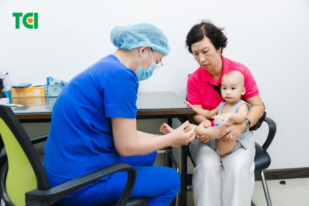 Nếu thấy trẻ có các dấu hiệu bất thường cần nhanh chóng đưa trẻ đến cơ sở y tế uy tín gần nhất.
