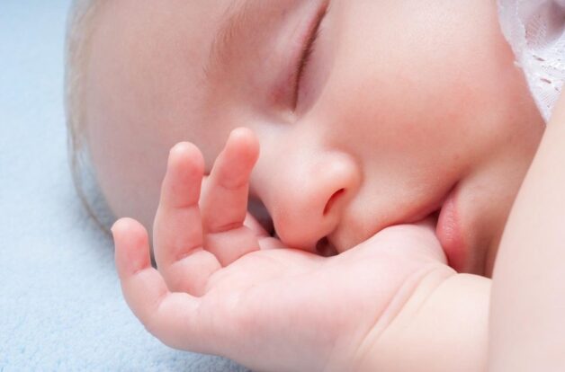 Trẻ chưa có ý thức tự bảo vệ bản thân trước tay chân miệng.