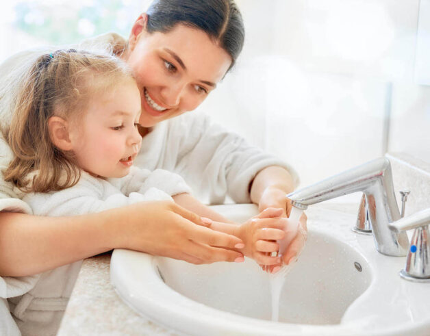 Bố mẹ cần rửa tay cho trẻ thường xuyên bằng xà phòng