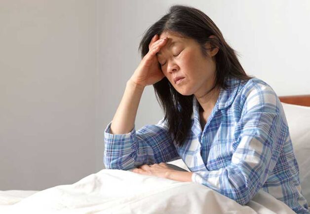 Cảm giác đột quỵ bao gồm đau đầu dữ dội, méo miệng, liệt mặt