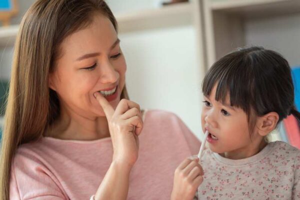 Cách đánh răng hiệu quả áp dụng cho bé 2 tuổi