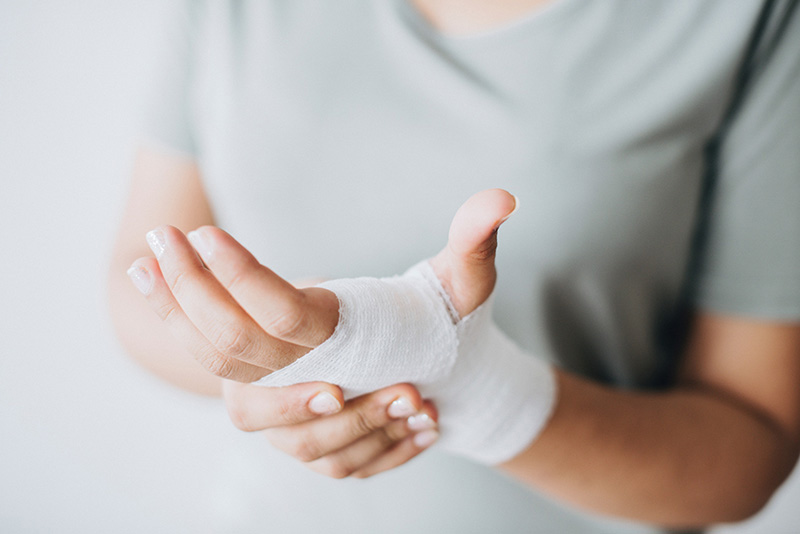 Băng bó vết thương nhanh chóng và đến cơ sở y tế gần nhất để chích ngừa uốn ván sau khi bị thương là điều cần thiết