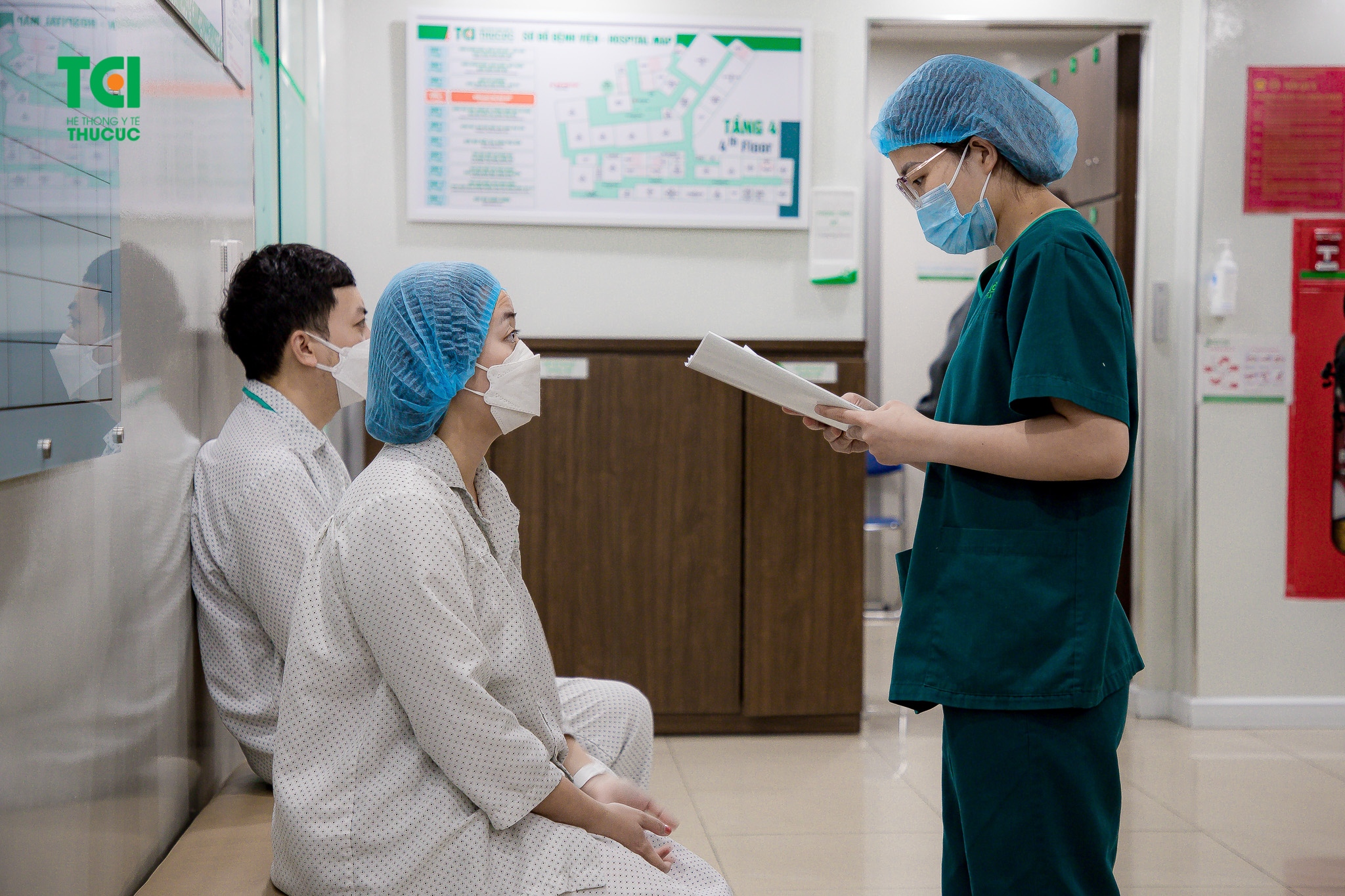 Chị Hiền được kiểm tra thông tin trước khi vào phòng mổ vô khuẩn một chiều tiến hành phẫu thuật