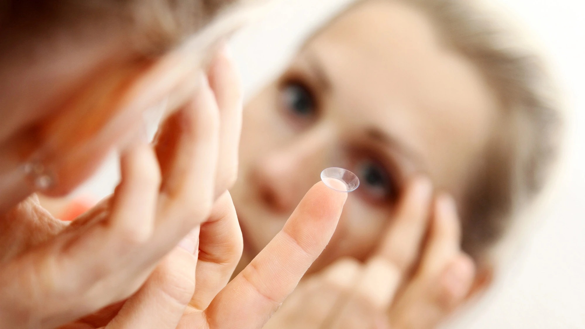 Mẹ bầu nên kiêng sử dụng kính áp tròng khi bị đau mắt đỏ