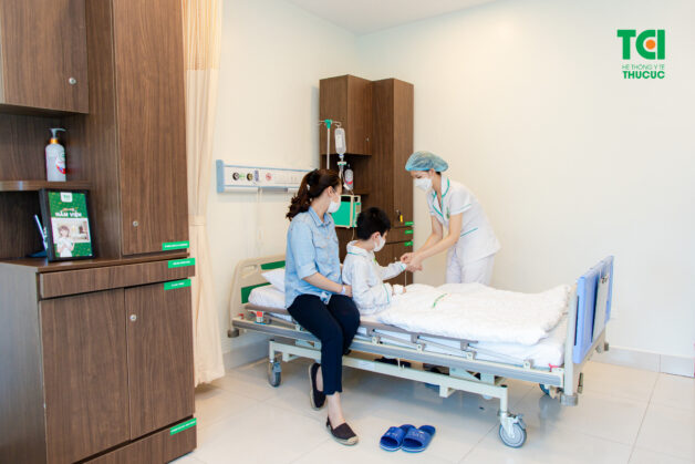 Những lưu ý khác trong điều trị sốt xuất huyết cho trẻ tại nhà là gì?