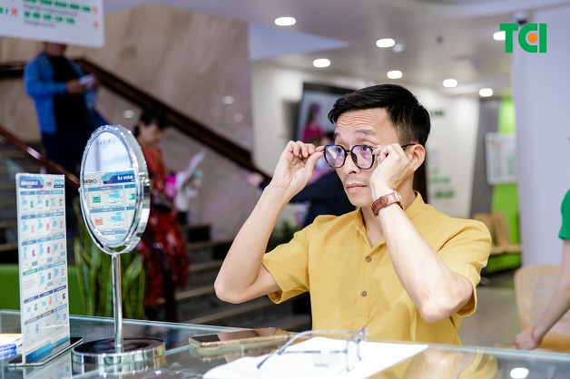 kính mắt viễn thị
