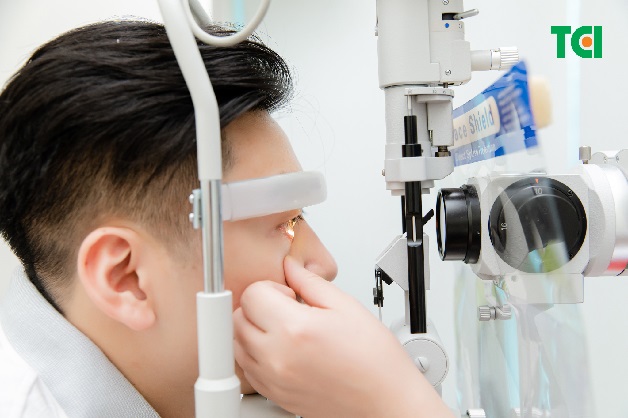 kính mắt viễn thị