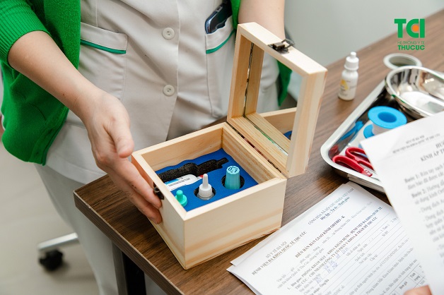 kính mắt viễn thị
