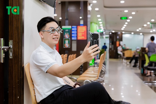 kính mắt viễn thị