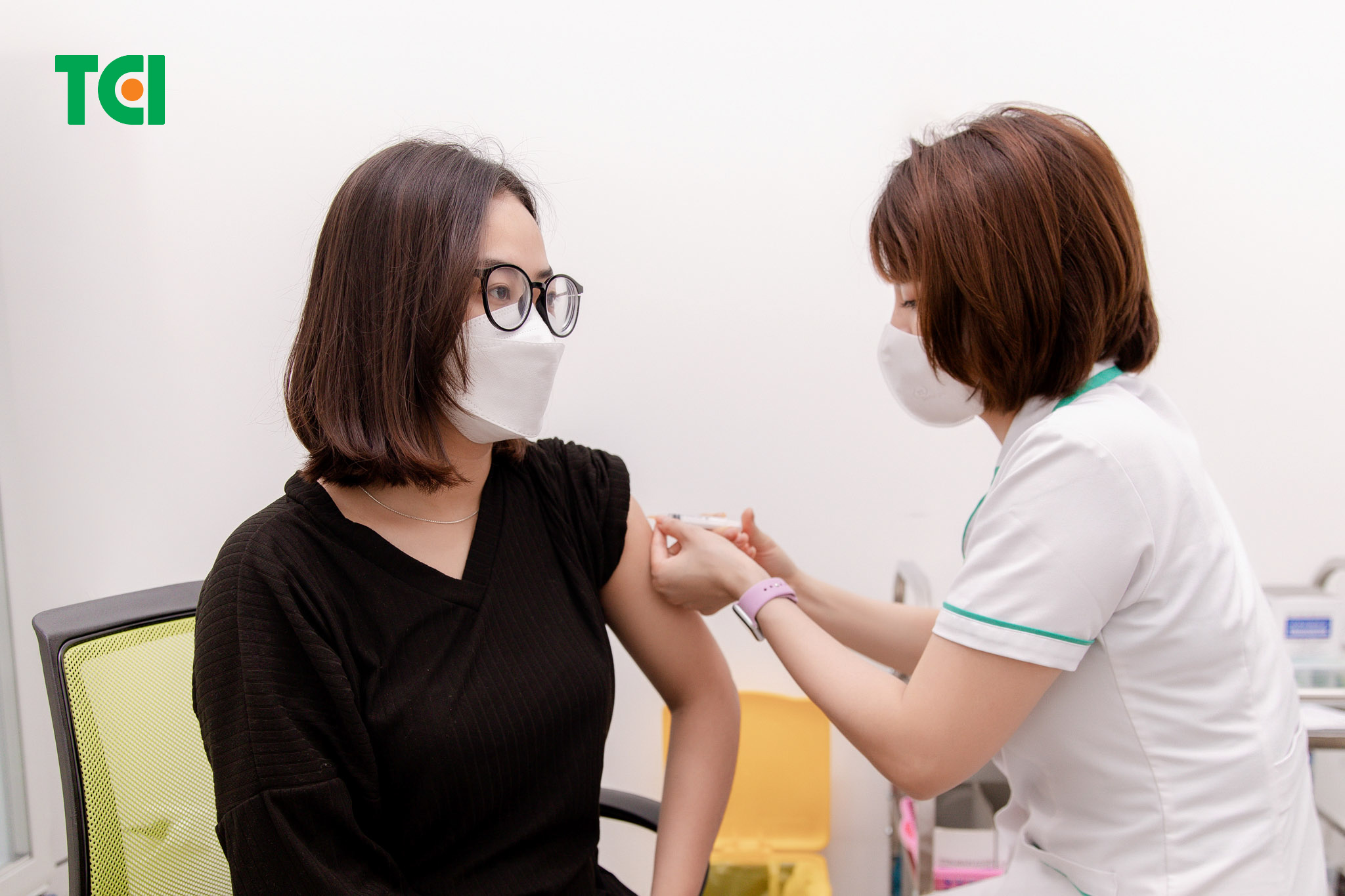 Khách hàng chủ động đi tiêm ngừa uốn ván tại Phòng tiêm chủng Thu Cúc TCI