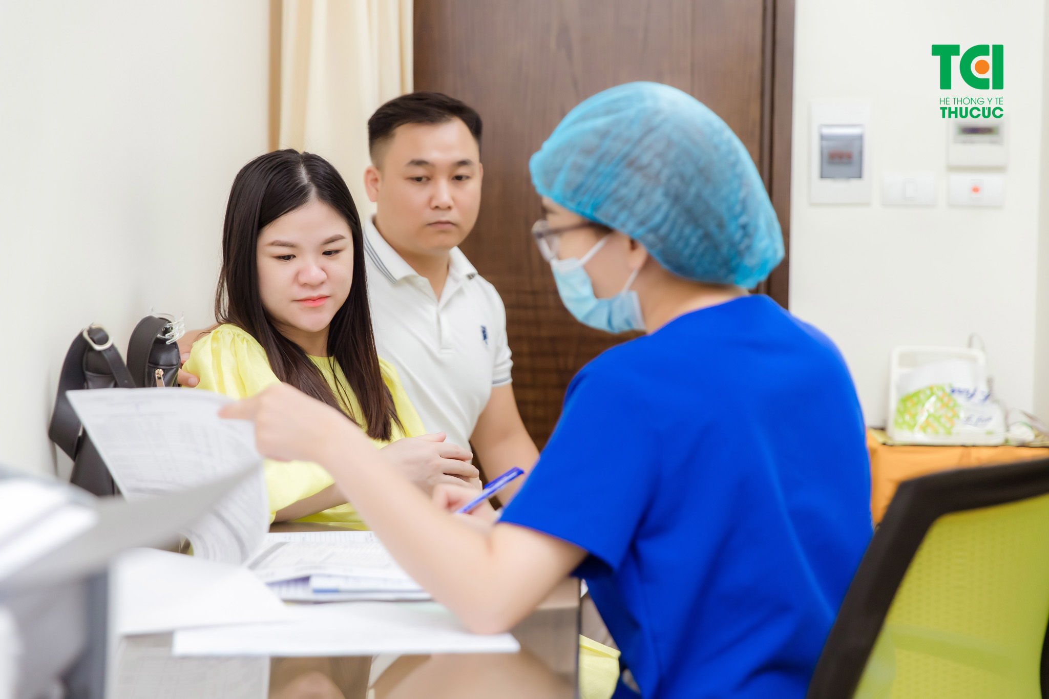 Khi bị đau mắt đỏ, mẹ bầu nên đến các cơ sở y tế, bệnh viện có nhãn khoa và sản khoa để kiểm tra kĩ lưỡng, nhận chỉ định điều trị từ bác sĩ
