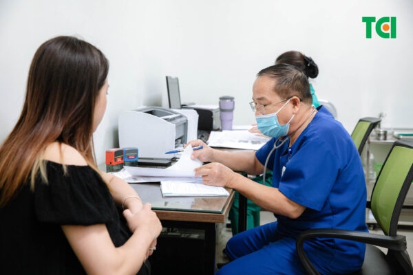 Ngay khi có triệu chứng sốt xuất huyết, mẹ bầu cần đến khám với bác sĩ để được điều trị kịp thời